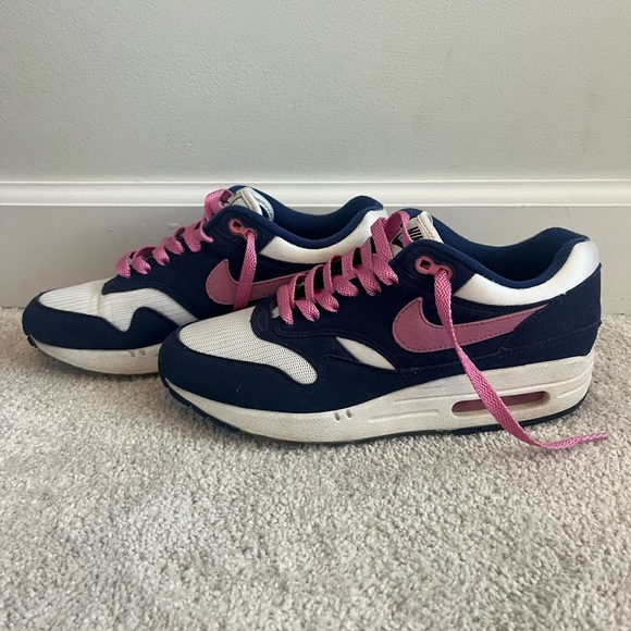 Woman’s Nike shoes - Picture 3 of 7